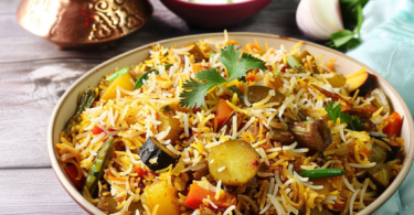 Buntes Gemüse-Biryani Vegetarisches Reisgericht mit orientalischen Gewürzen