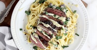 Gorgonzola-Steak mit cremiger Alfredo-Sauce