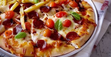 Pizza-Pommes Knusprige Kartoffel-Pizza mit würziger Tomatensauce