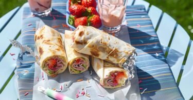 Süße Wraps-Röllchen mit Erdbeeren und Schokolade