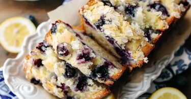 Saftiger Zitronen-Blaubeer-Kuchen Ein Sommerhit für Genießer