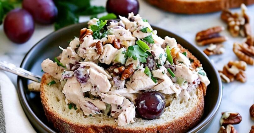 Köstlicher Hähnchensalat mit Trauben und Walnüssen