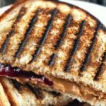 Gegrilltes Erdnussbutter-Jelly-Sandwich