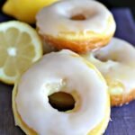 Gebackene Zitronen-Donuts mit Glasur