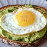 Avocado-Toast mit Ei